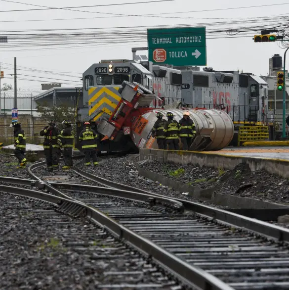 Un paso en falso: caminaba con la cabeza agachada y lo arrolló un tren en Toluca