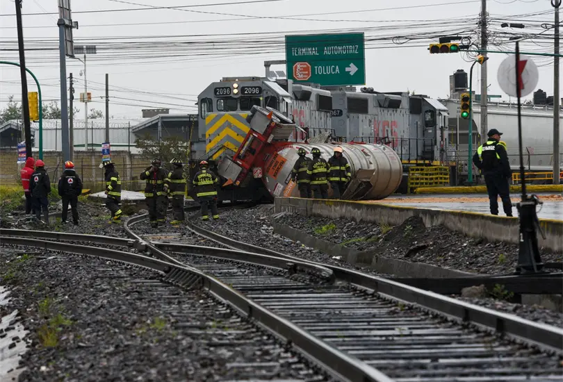 Caminaba con la cabeza agachada y lo arroll&oacute; un tren en Toluca