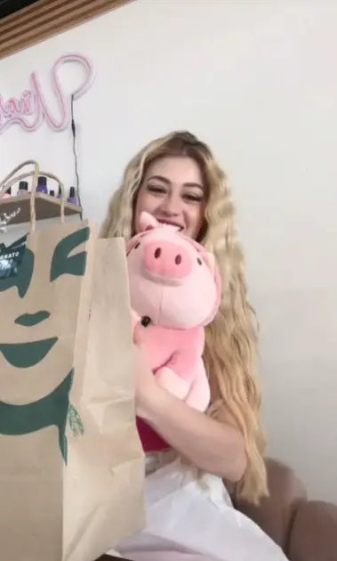 Su amiga insistió para que se quedara a recibir su obsequio. TikTok.