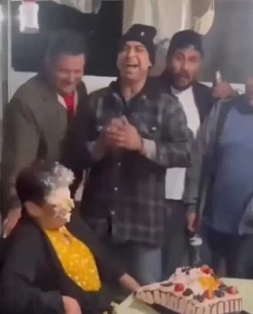 El sujeto se rió sin control tras empujarla. Captura de pantalla.