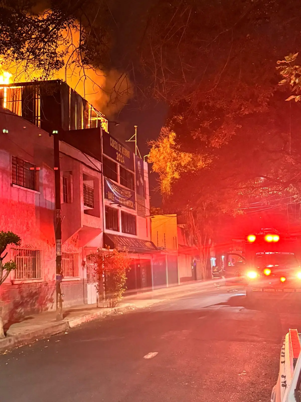 Se incendia escuela de Carlos Espejel @Enrique_LunaP