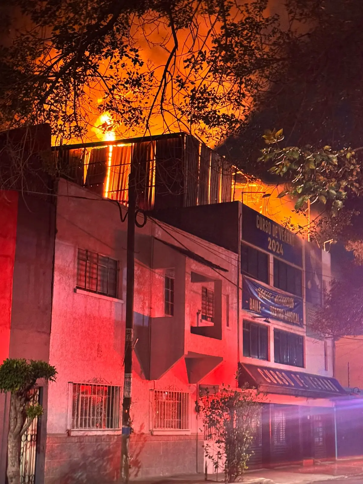 Se incendia escuela de Carlos Espejel @Enrique_LunaP