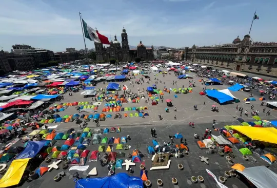 CNTE se planta en el Zócalo pese a aumento salarial de Sheinbaum CNTE se planta en el Zócalo pese a aumento salarial de Sheinbaum
