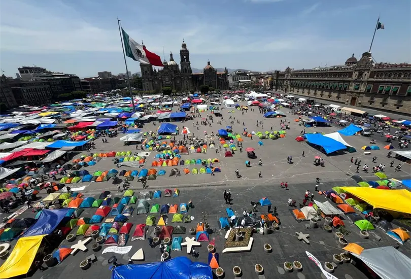 CNTE se planta en el Z&oacute;calo pese a aumento salarial de Sheinbaum