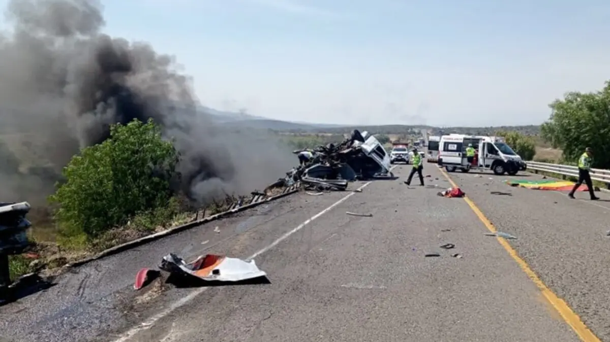  El choque de una pipa en el kilometro 28 de la pista Cuacnopalan-Oaxaca dejó 21 personas sin vida. 