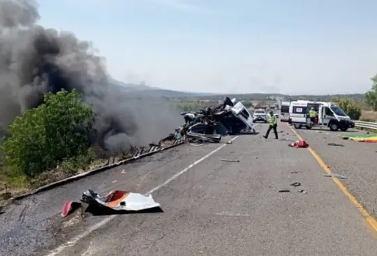 El choque de una pipa en el kilometro 28 de la pista Cuacnopalan-Oaxaca dejó 21 personas sin vida. El choque de una pipa en el kilometro 28 de la pista Cuacnopalan-Oaxaca dejó 21 personas sin vida.