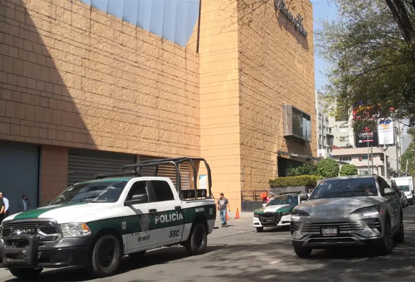 Trabajador cae y muere en Palacio de Hierro de Polanco