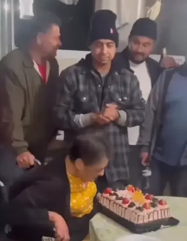 La abuelita ya esperaba que la empujaran. Captura de pantalla.
