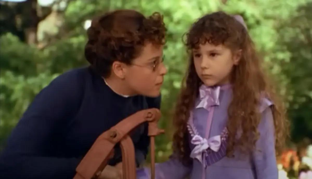 Debido a su incapacidad de comunicarse con el mundo, Helen se frustra y constantemente tiene arrebatos incontrolables.