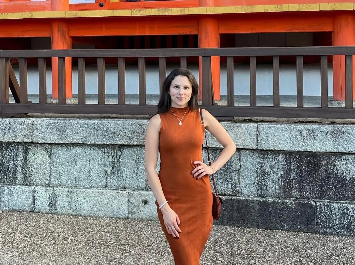 Es hermana del actor Jesse Eisenberg, reconocido por sus papeles en 'Adventureland', 'Zombieland' y 'The Social Network'.