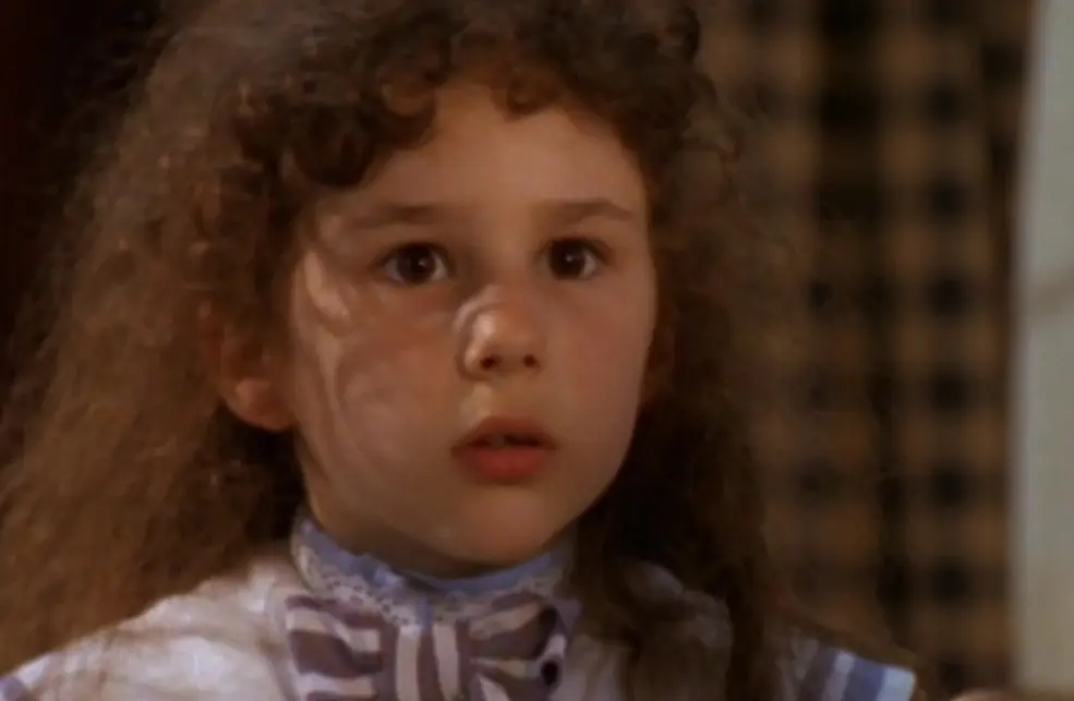 La película sigue la historia de Helen Keller, una niña ciega y sordomuda a la que le cuesta integrarse al mundo.