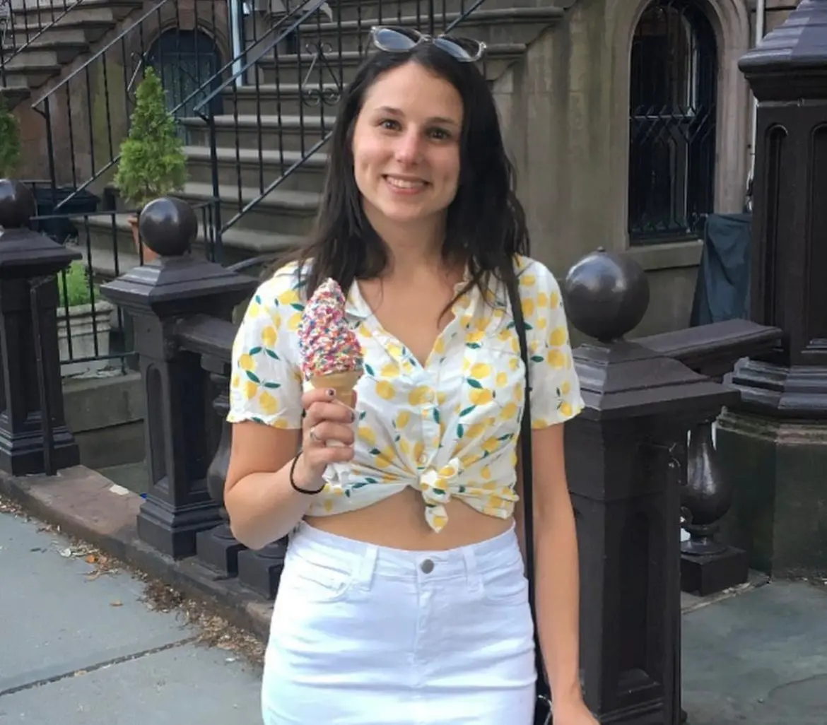 Debutó en Broadway con la obra The Women, producida por Roundabout Theatre, en un elenco exclusivamente femenino.