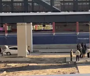 Pareja ebria choca en Metro Santa Martha, huye y se impacta en obras del Trolebús elevado