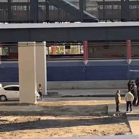Pareja ebria choca en Metro Santa Martha, huye y se impacta en obras del Trolebús elevado