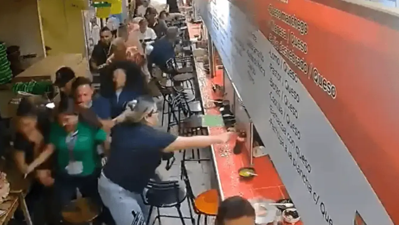  La gente corrió asustada por la explosión. 