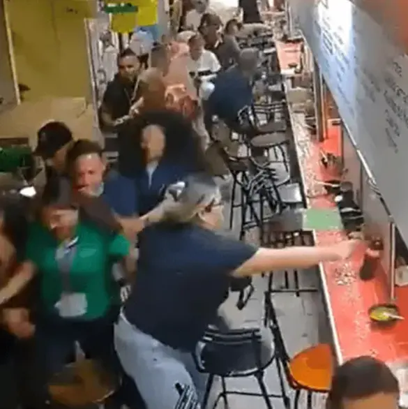 "Pa´l susto": Personas huyen de explosión en un mercado; señora se regresa a salvar su refresco