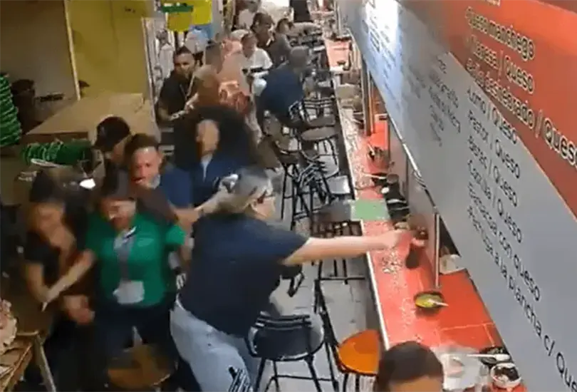 La gente corri&oacute; asustada por la explosi&oacute;n.