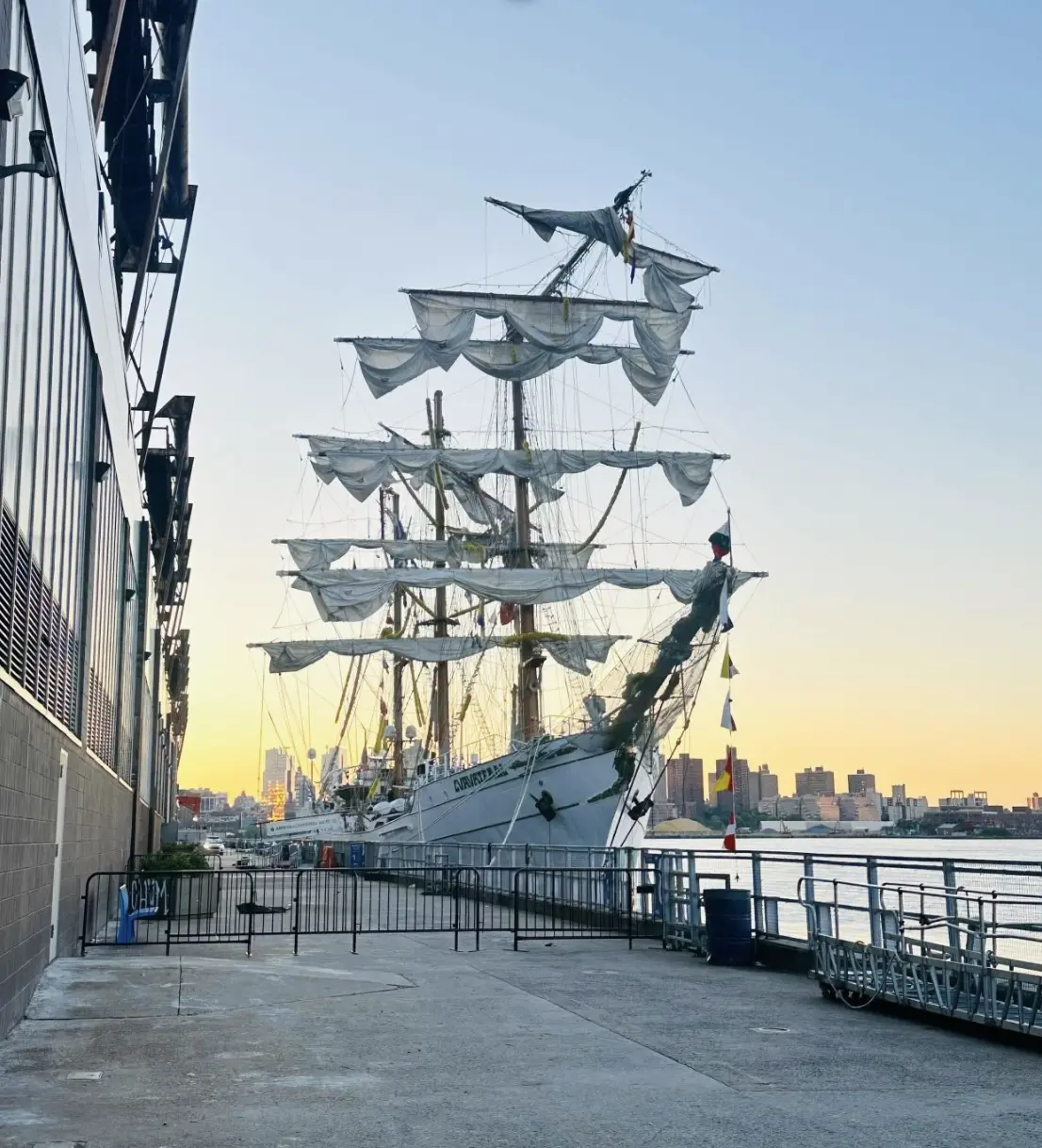 El buque chocó con el puente de Brooklyn, provocando graves daños en su mástil y consecuencias fatales para parte de su tripulación.. Especial.