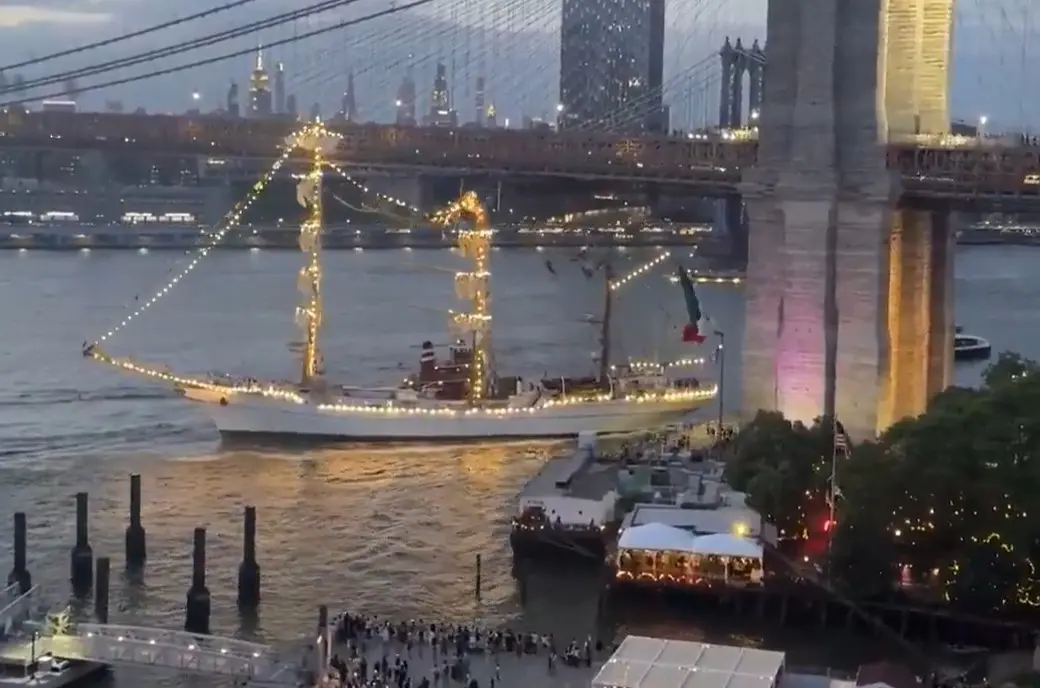 El buque no pasó por debajo del puente de Brooklyn. Especial.