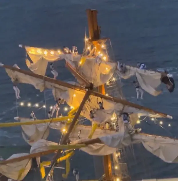 El momento del accidente del buque Cuauhtémoc. Especial.