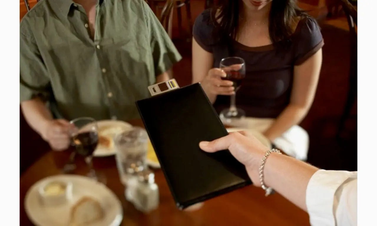  ¿El restaurante te exige propina? Así puedes denunciar ante Profeco 