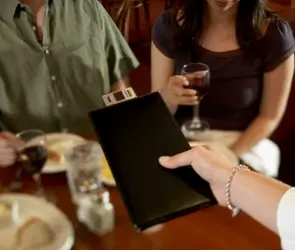 ¿El restaurante te exige propina? Así puedes denunciar ante Profeco