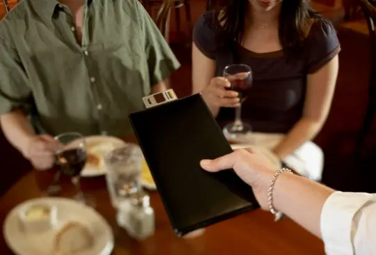¿El restaurante te exige propina? Así puedes denunciar ante Profeco ¿El restaurante te exige propina? Así puedes denunciar ante Profeco