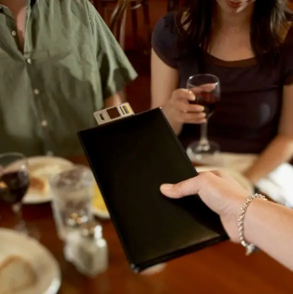 ¿El restaurante te exige propina? Así puedes denunciar ante Profeco
