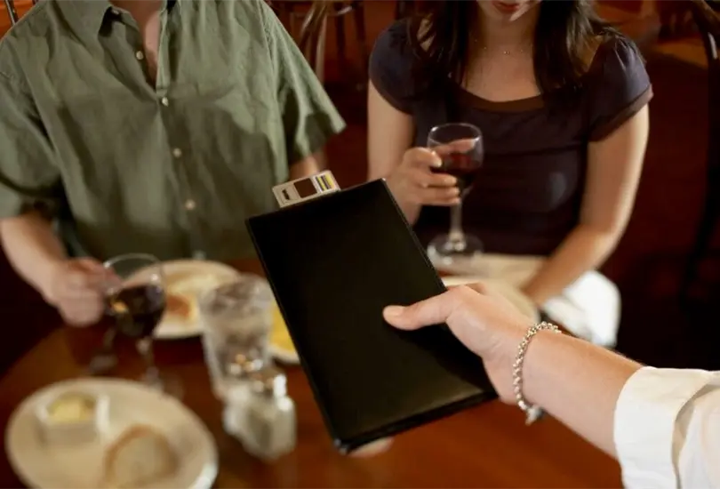 &iquest;El restaurante te exige propina? As&iacute; puedes denunciar ante Profeco