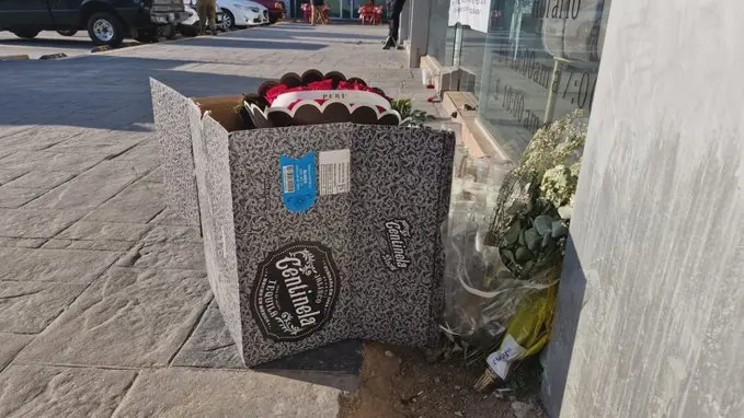 Repartidor deja flores con la palabra Perdón en salón de belleza de Valeria Márquez @CarlosHidalgoo