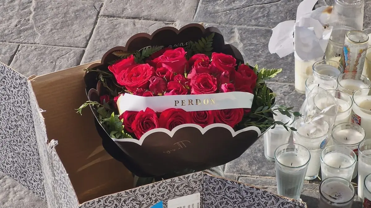 Repartidor deja flores con la palabra Perdón en salón de belleza de Valeria Márquez @CarlosHidalgoo