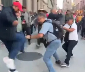 CNTE agrede a periodistas y derriba vallas de Palacio Nacional 