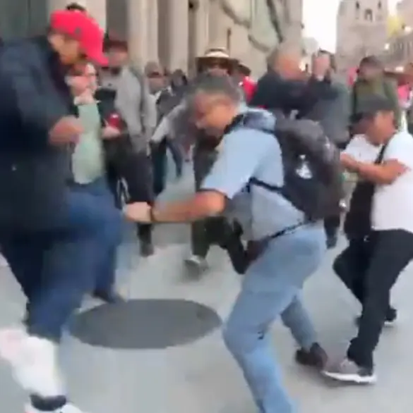 CNTE agrede a periodistas y derriba vallas de Palacio Nacional 