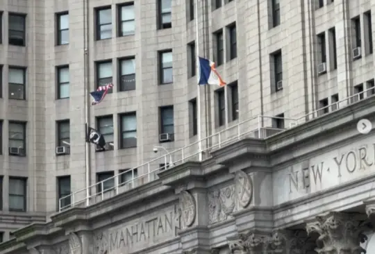 Diversos edificios en Manhattan mantienen sus banderas a media asta. Diversos edificios en Manhattan mantienen sus banderas a media asta.