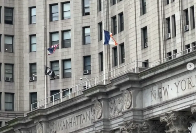 Diversos edificios en Manhattan mantienen sus banderas a media asta.