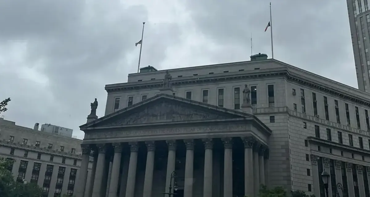 Las banderas están a media asta en Nueva York. X.
