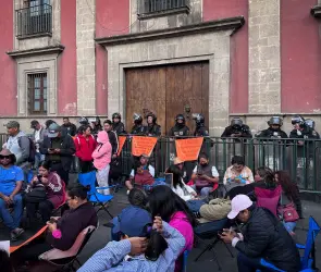 CNTE bloquea Palacio Nacional e impide acceso a la prensa a la mañanera de Sheinbaum
