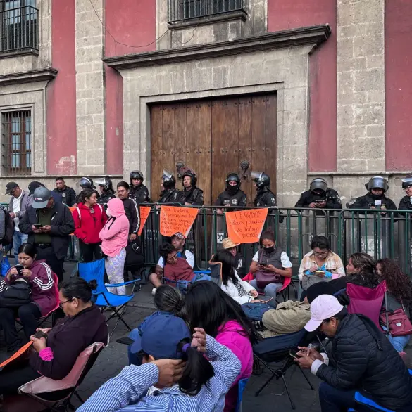 CNTE bloquea Palacio Nacional e impide acceso a la prensa a la mañanera de Sheinbaum