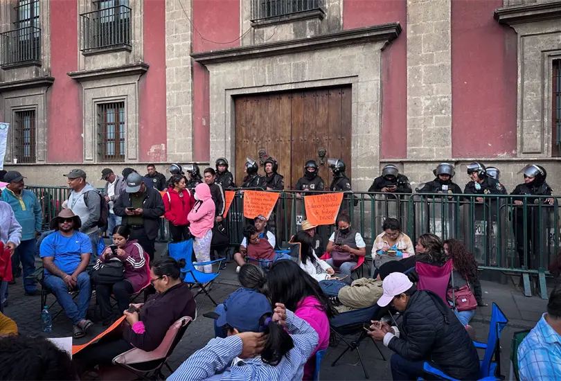 Miembros de la CNTE bloquearon los accesos a Palacio Nacional.