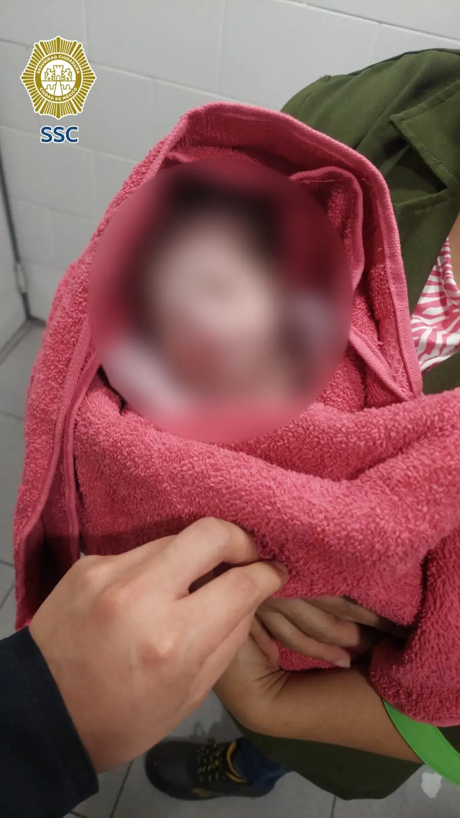 Bebé abandonado en bolsa de plástico Especial