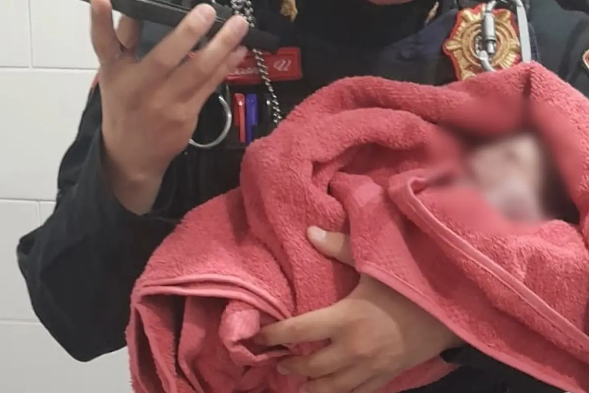  Hallan a bebé dentro de bote de basura en Álvaro Obregón 