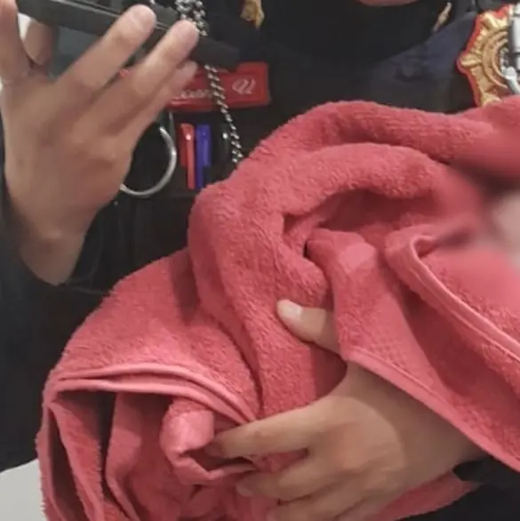 Hallan a recién nacido dentro de bote de basura en tienda de Álvaro Obregón
