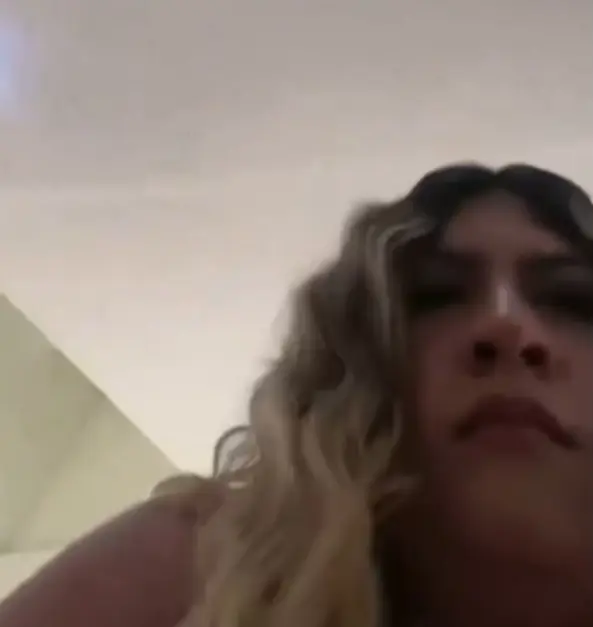 La empleada cerró el live con una calma inquietante, aseguran usuarios. Captura de pantalla.