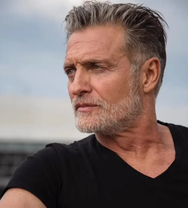 Ahora tiene 59 años, tiene tres hijas y mantiene un noviazgo con la conductora Paulina Mercado. Ha participado en series como 'Chavorrucos' y 'Amores que engañan'.