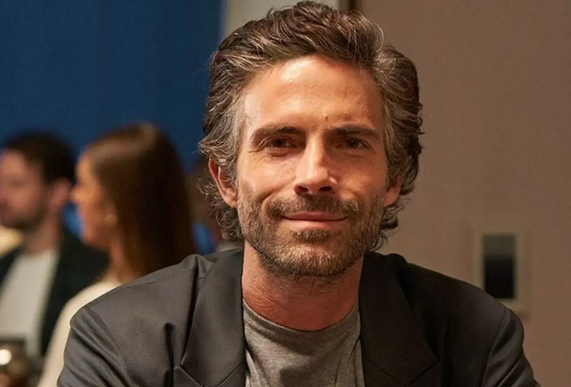 Ahora tiene 45 años y es padre de dos hijos. Ha trabajado en series como 'Monarca' y 'La suerte de Loli'.