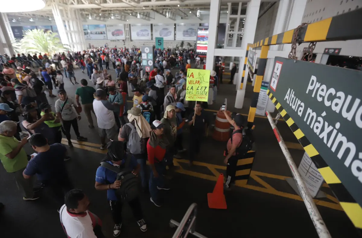 Integrantes de la CNTE paralizan la Terminal 2 del AICM en la CDMX.
Especial