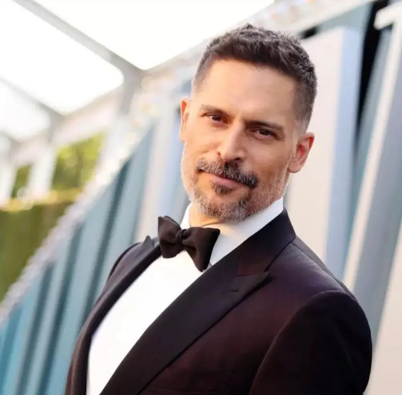 Ahora tiene 48 años y en 2024 se divorció de la actriz Sofía Vergara. Ha trabajado en películas como 'Metal Lords' y 'La Liga de la Justicia de Zack Snyder'.