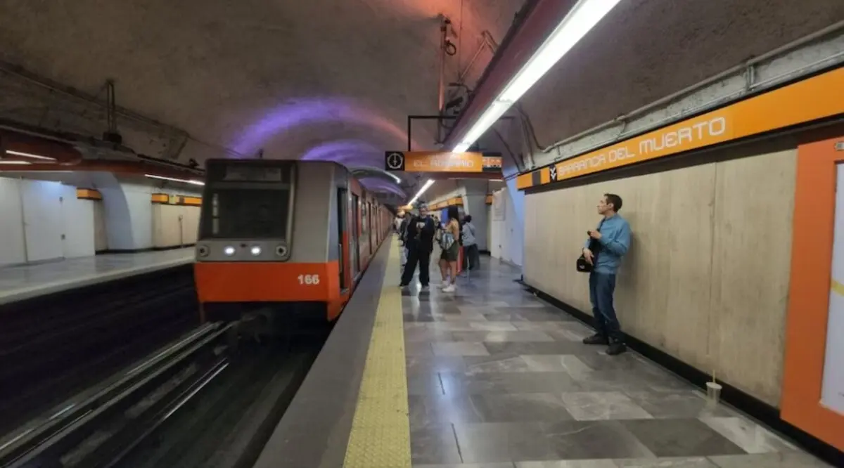  Los cuatro hombres fueron detenidos por realizar actos indebidos en la Línea 7 del Metro de la CDMX. 