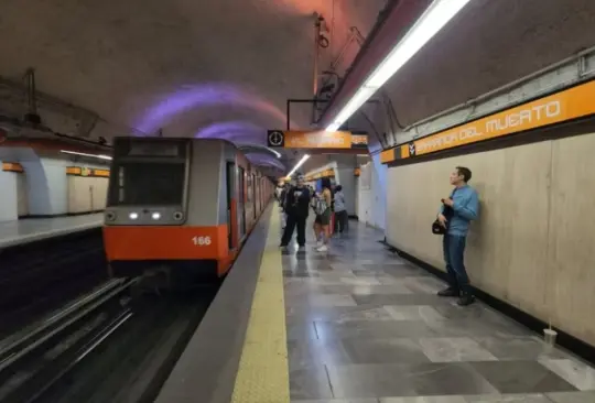 Los cuatro hombres fueron detenidos por realizar actos indebidos en la Línea 7 del Metro de la CDMX. Los cuatro hombres fueron detenidos por realizar actos indebidos en la Línea 7 del Metro de la CDMX.