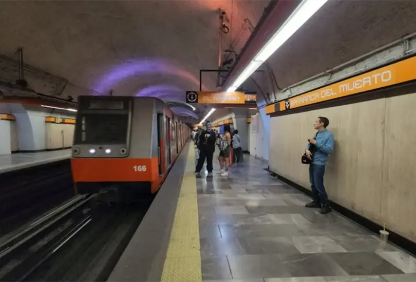 Los cuatro hombres fueron detenidos por realizar actos indebidos en la Línea 7 del Metro de la CDMX. Los cuatro hombres fueron detenidos por realizar actos indebidos en la Línea 7 del Metro de la CDMX.